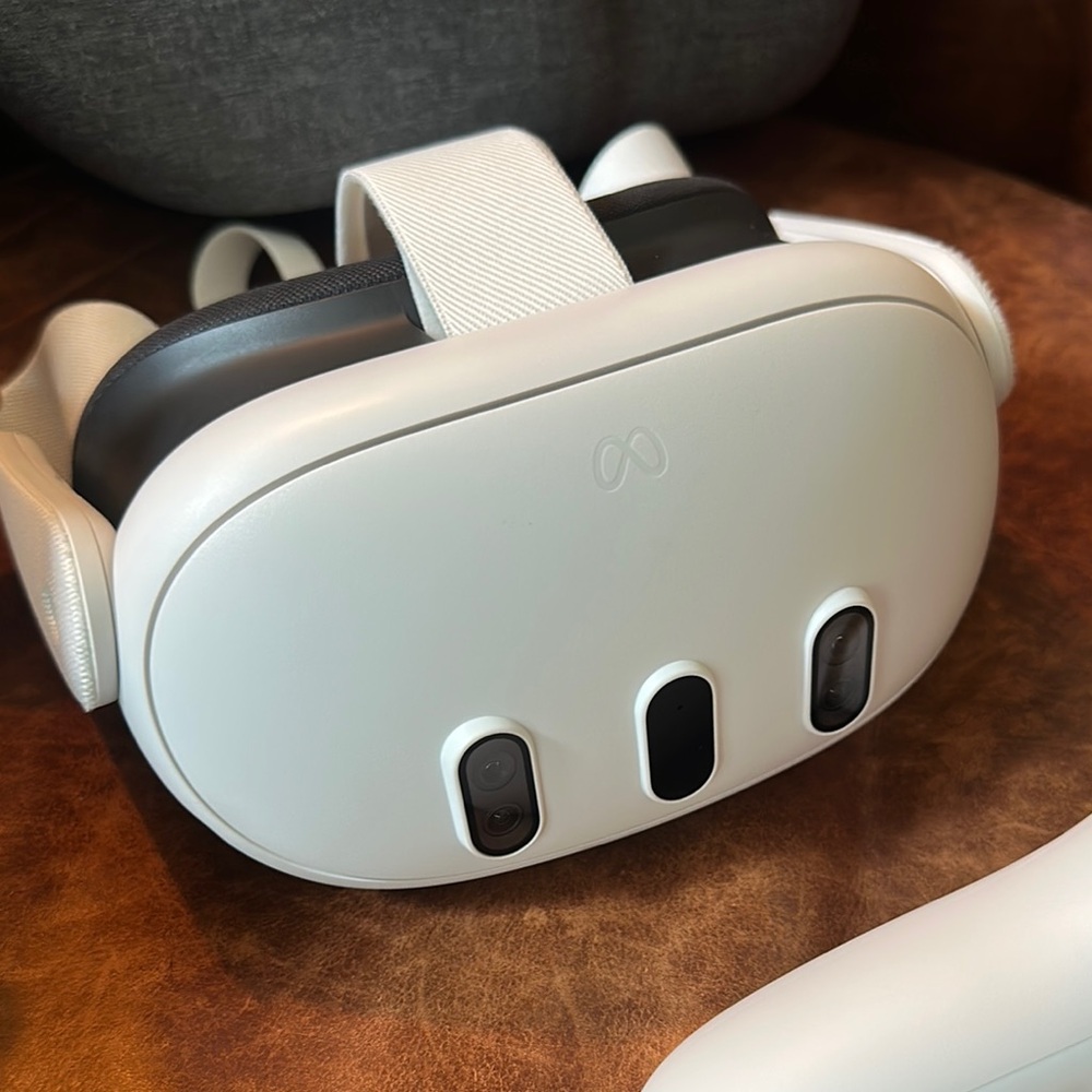 Meta Quest 3 512 GB All-In-One VR Headset with Controllers, Charger, and Case - Picture 2 of 5